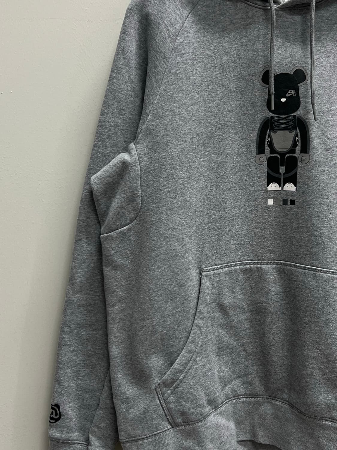 나이키SB 베어브릭 후드 티 그레이 상품이미지3