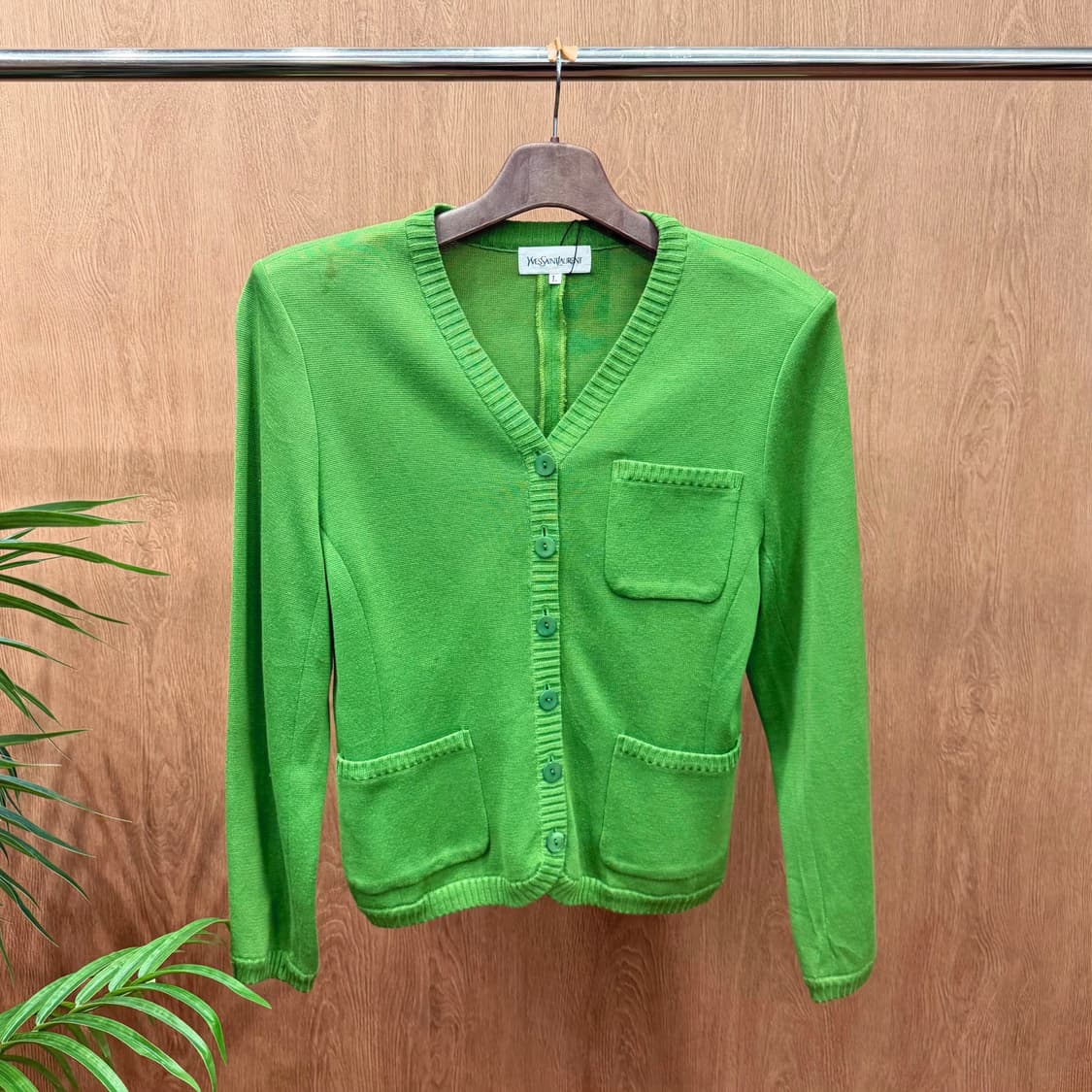 입생로랑 브이넥 니트 가디건 패치 포켓 디테일 레귤러핏 그린 상품이미지1