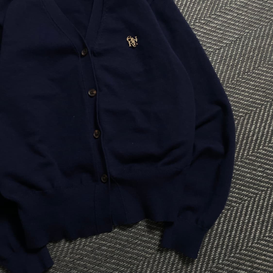 제너럴아이디어 에센셜 로고 뱃지 가디건 네이비o 4743 상품이미지3