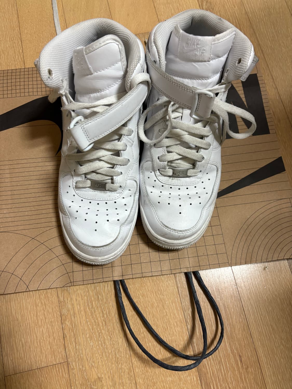 나이키 에어 포스 미드 275 상품이미지1