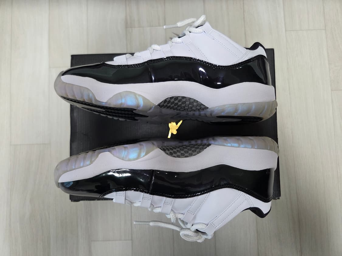 조던 11 레트로 로우 이리디센트 [255, 새상품] 상품이미지6