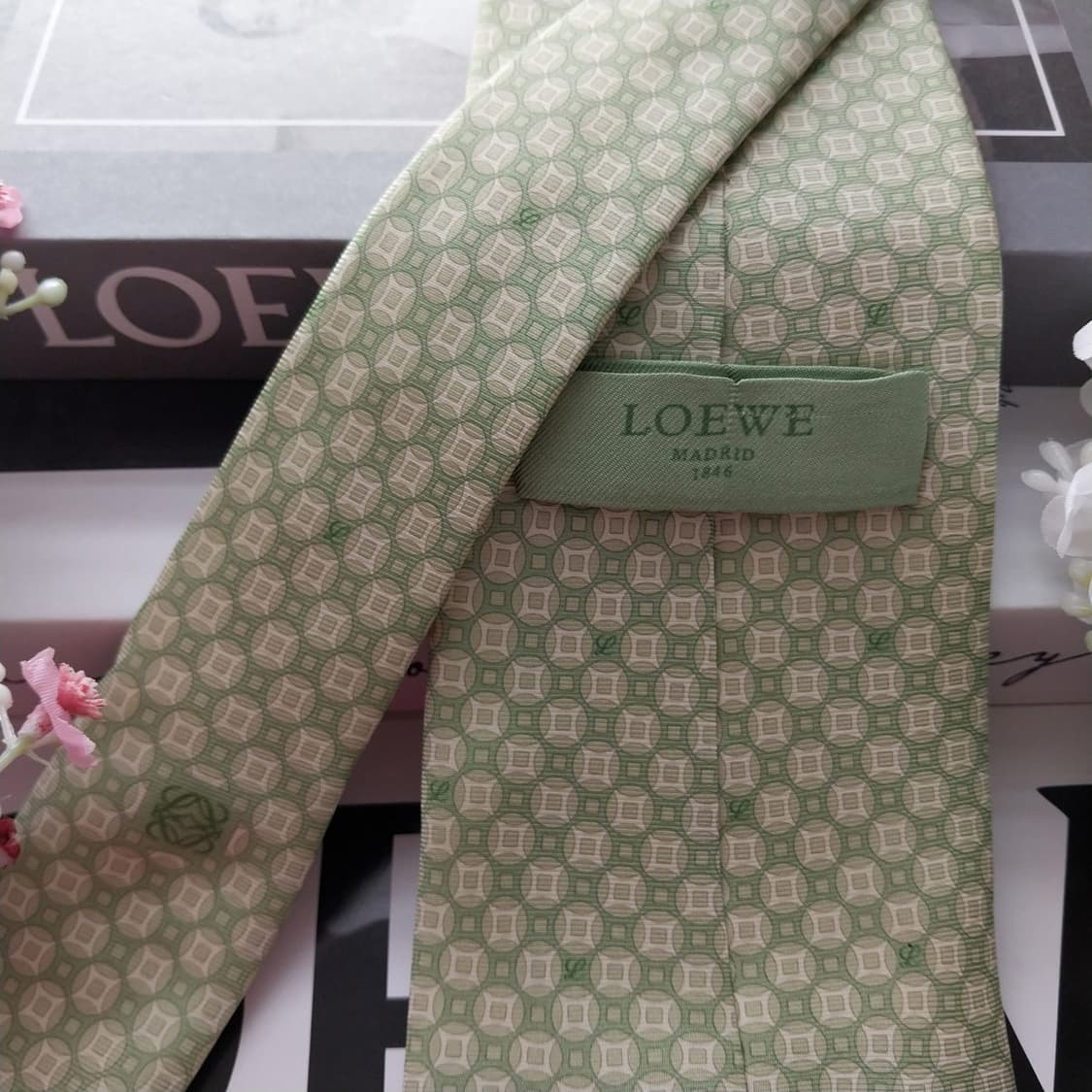 로에베 실크 라임 로고 패턴 넥타이 A+~A등급 8.9cm K1614
 상품이미지7