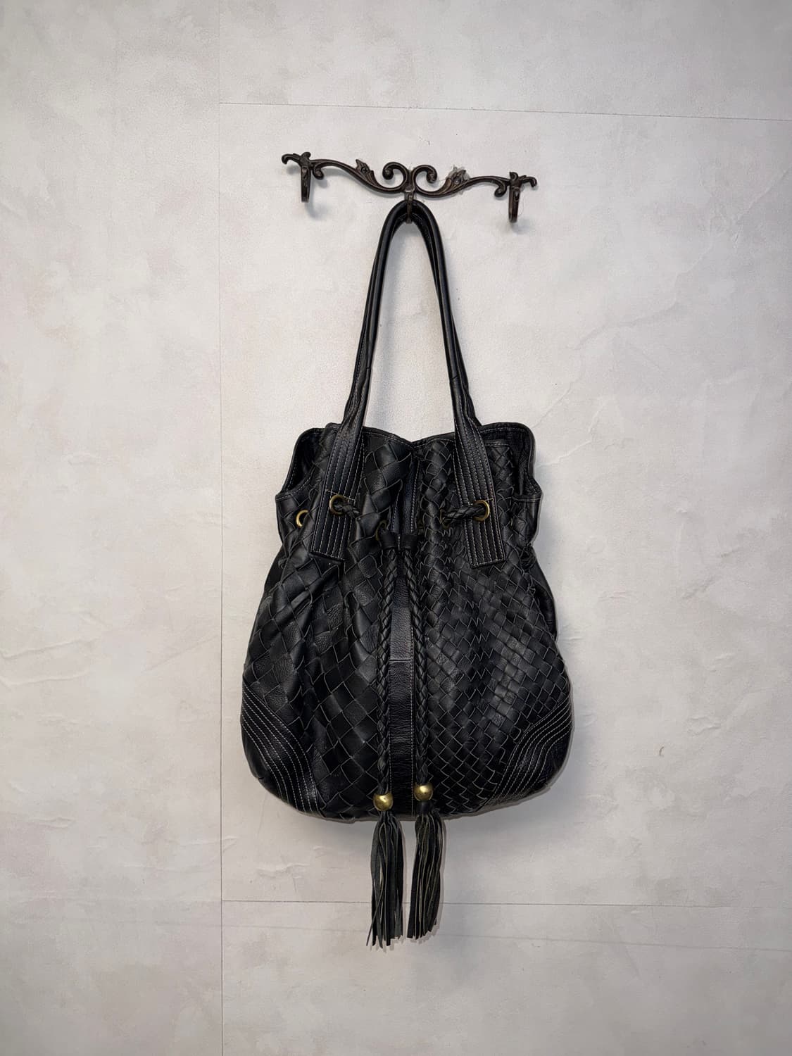 Black diamond twist strap hobo bag 상품이미지1