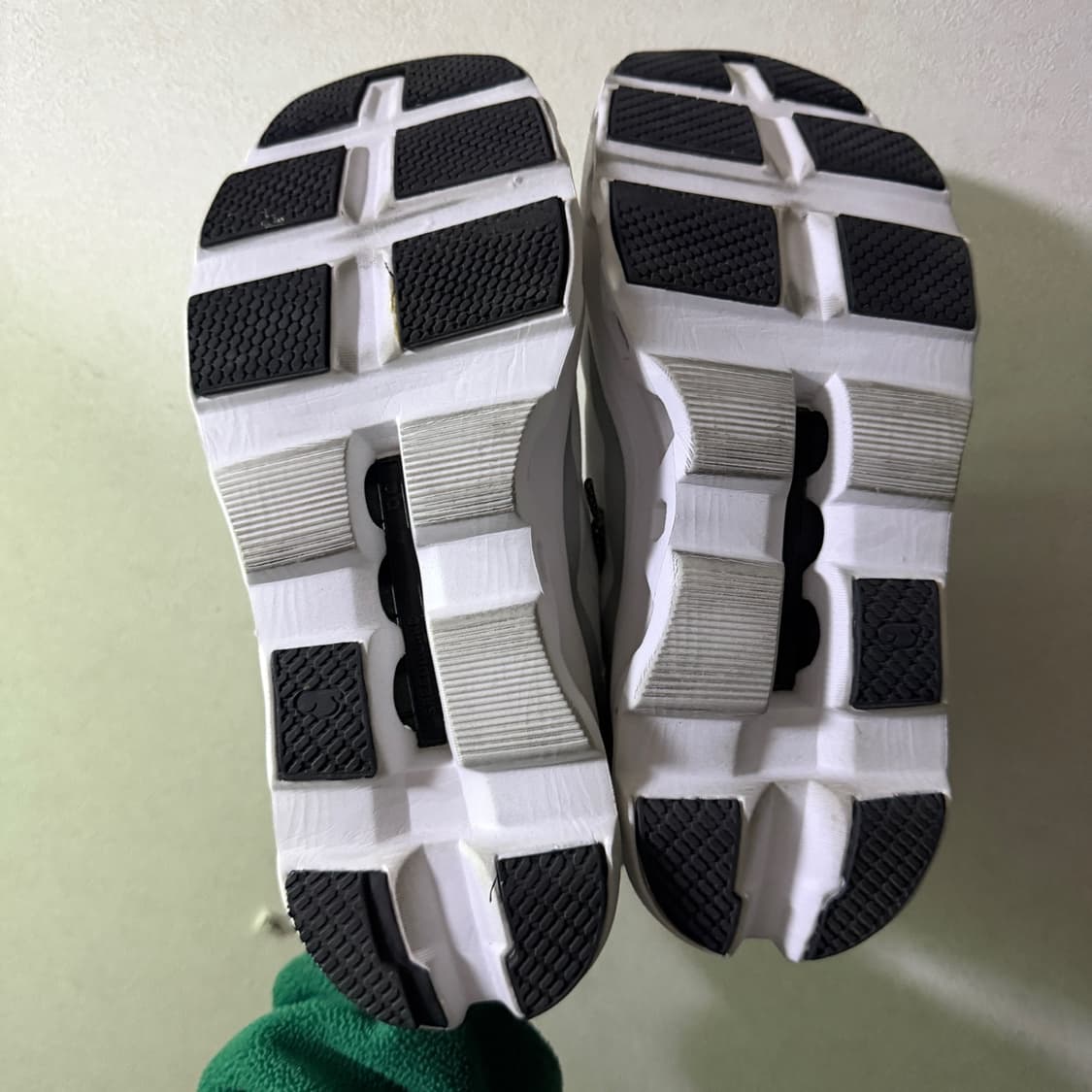 온 러닝 클라우드몬스터 언다이드 화이트 (235) 상품이미지5