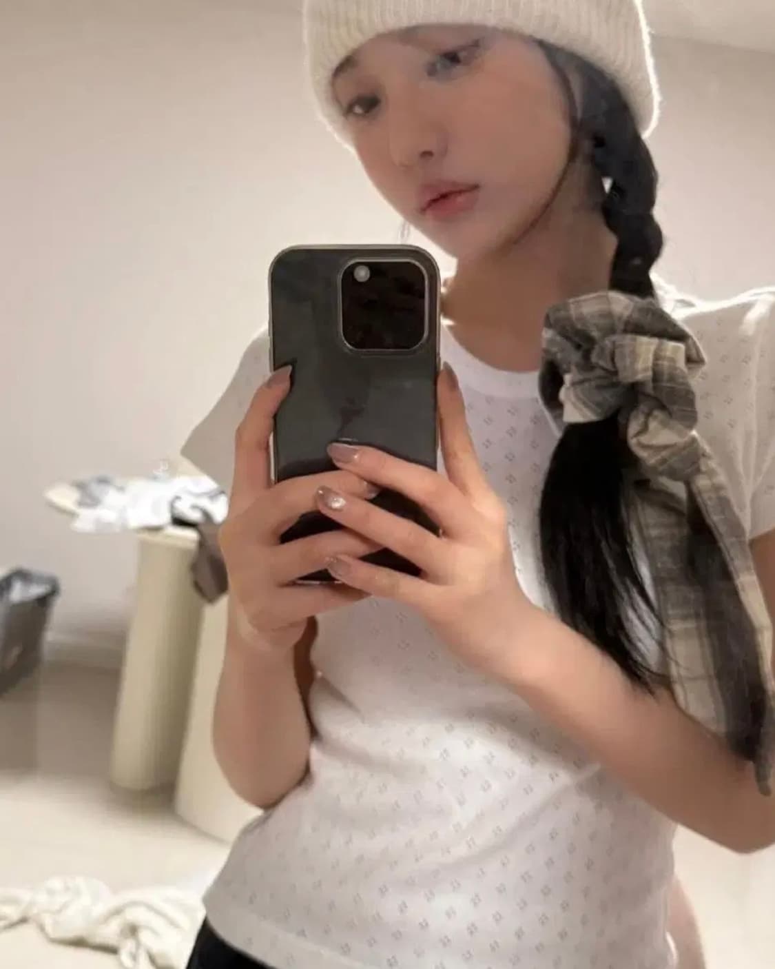 썬번프로젝트 베이직 티셔츠 화이트 펀칭 닝닝 착용 상품이미지1