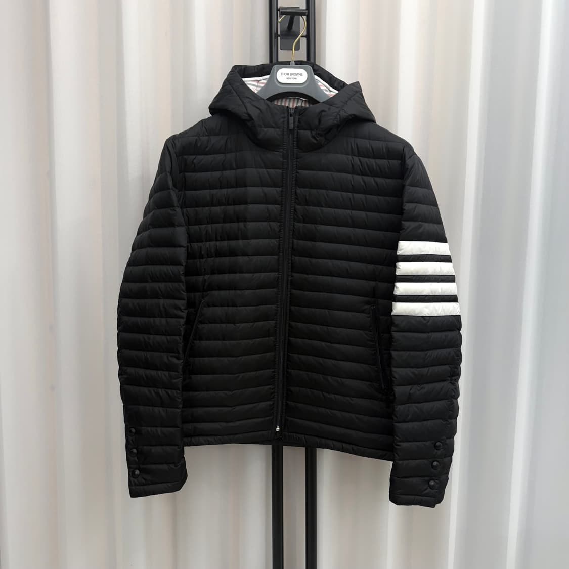 [4] 톰브라운 사선완장 후드 경량패딩 블랙 상품이미지1