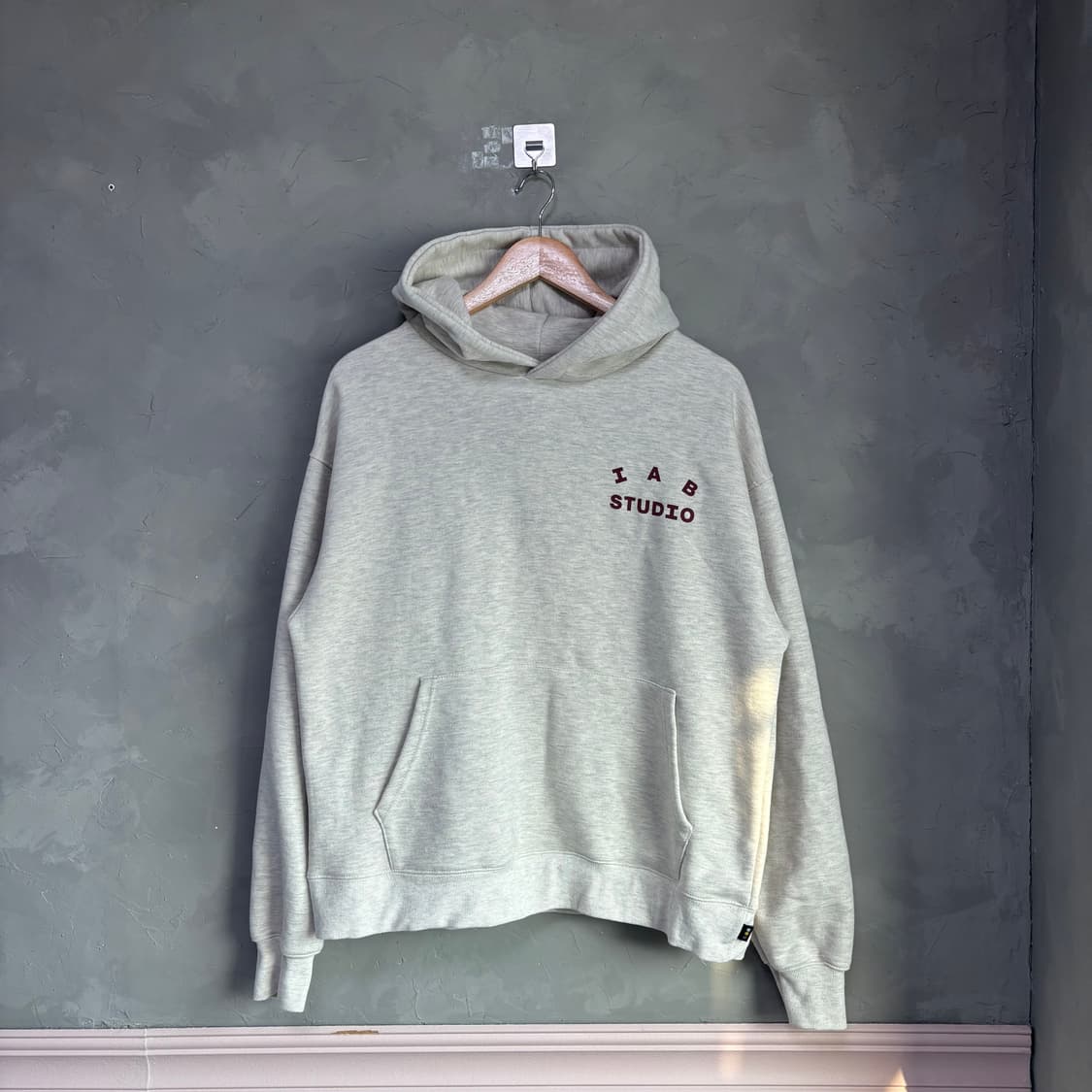 아이앱스튜디오 후드티 오트밀 버건디 상품이미지1