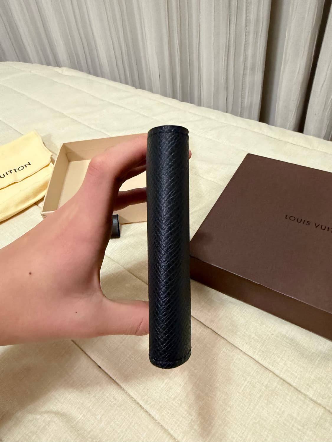 루이비통 타이가 블랙 반지갑 상품이미지4