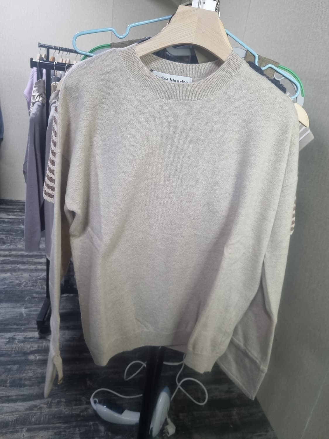 새제품 이태리명품 안드레모리스 베이지 니트 100%캐시미어 상품이미지1