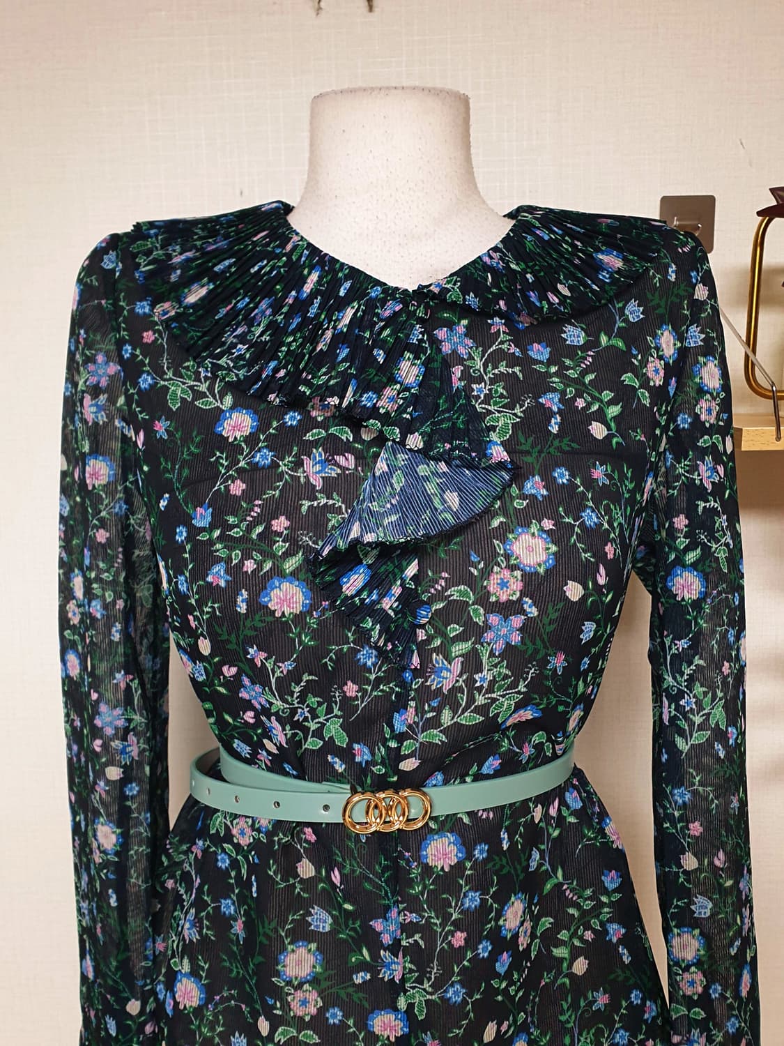 ENC 플리츠 블라우스 플라워 55 네이비 상품이미지8