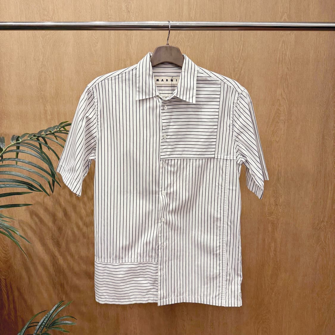 마르니 스트라이프 반팔 셔츠 언발란스 패치 디자인 화이트 블랙 배색 상품이미지1