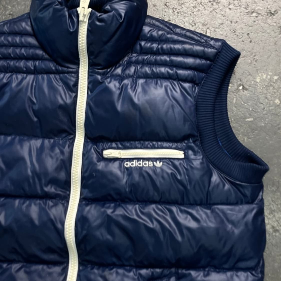 100 아디다스 올드스쿨 경량 패딩조끼  상품이미지2