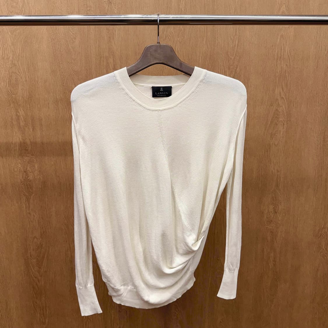 랑방 컬렉션 라운드넥 긴팔 티셔츠 드레이프 셔링 디테일 아이보리 상품이미지2