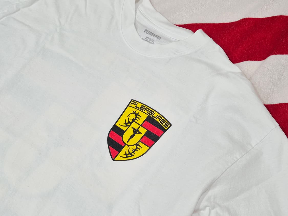 PLEASURES 플레져스 페라리 로고 반팔 티셔츠 화이트 상품이미지3