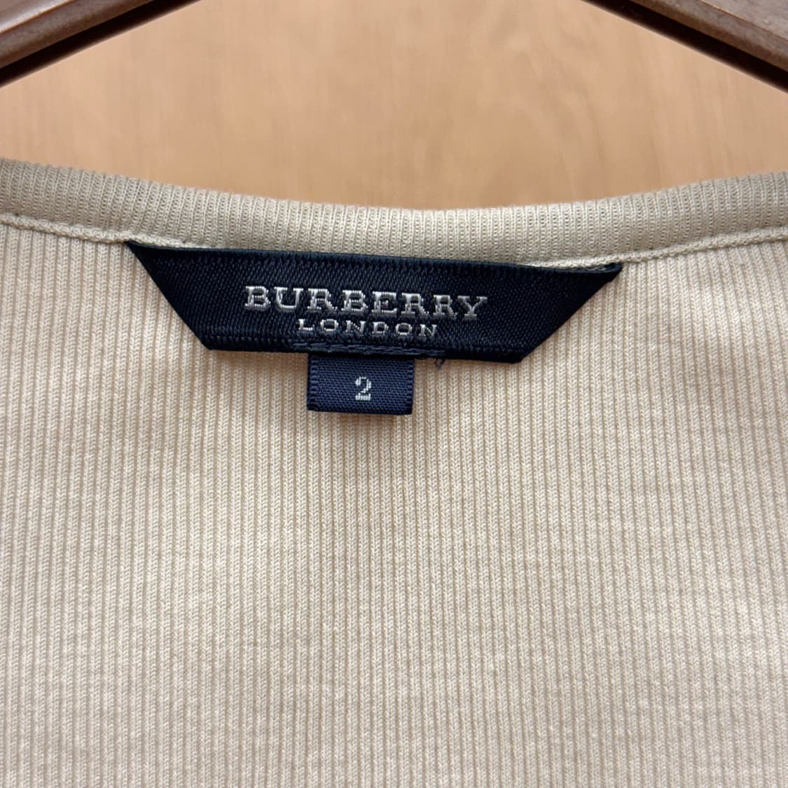 버버리 런던 반팔 티셔츠 골지 버튼 로고 디테일 슬림핏 베이지 상품이미지8