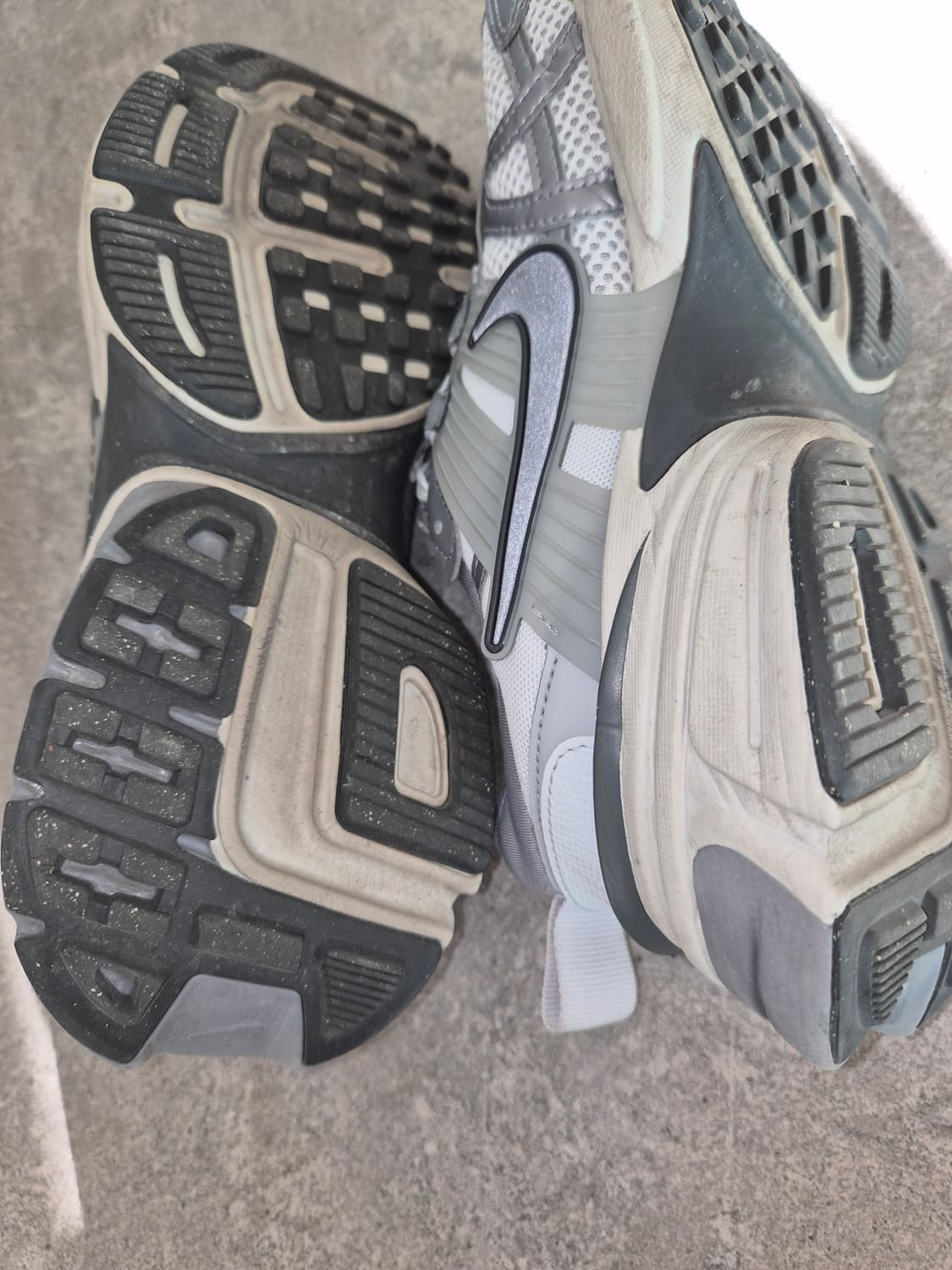 나이키 V2K 런 회색 운동화 상품이미지3