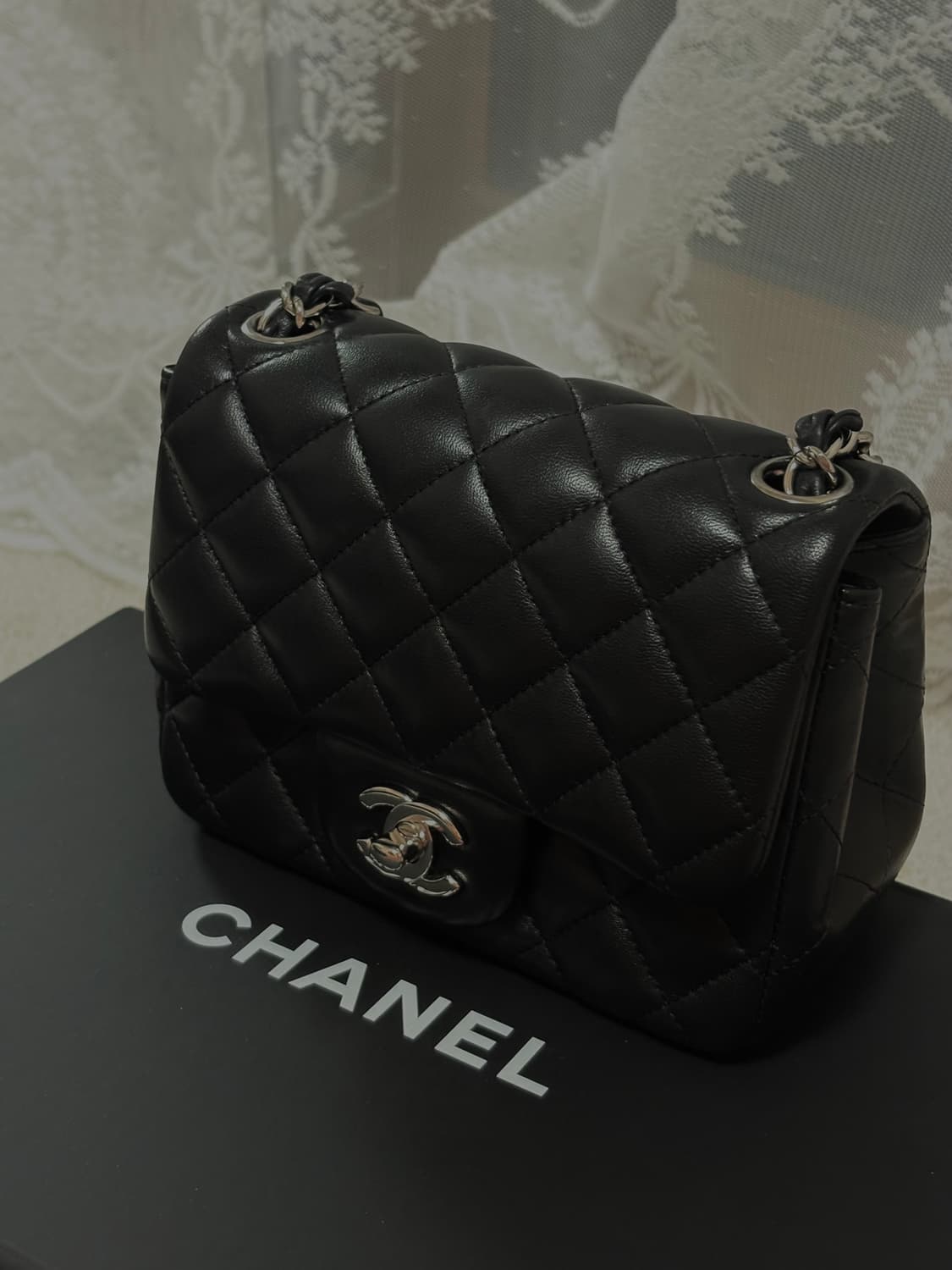 샤넬 쁘띠삭 블랙 은장 램스킨 상품이미지1