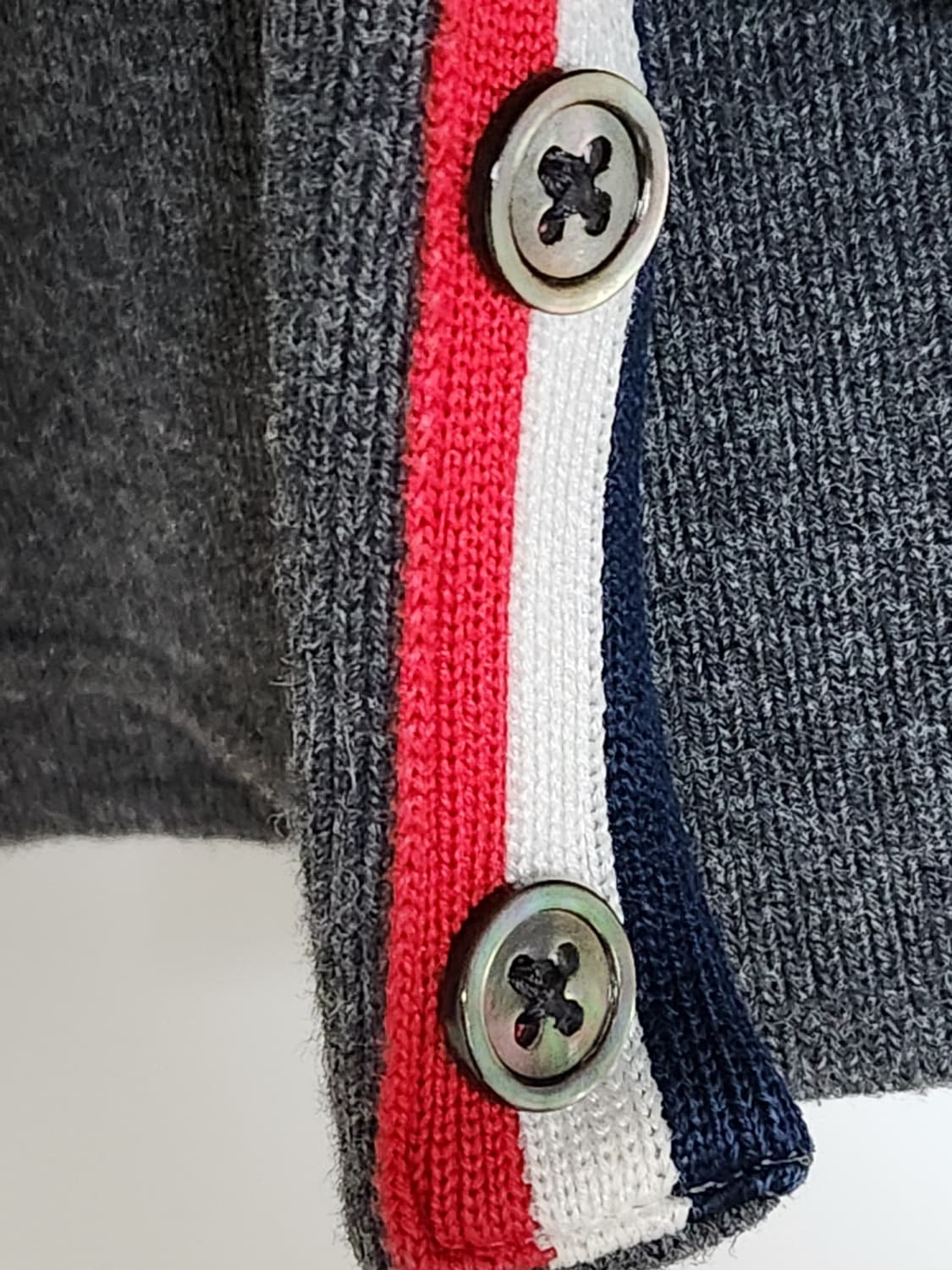 [1] 톰브라운 차콜 사선완장 맨투맨 MJT021H 상품이미지8