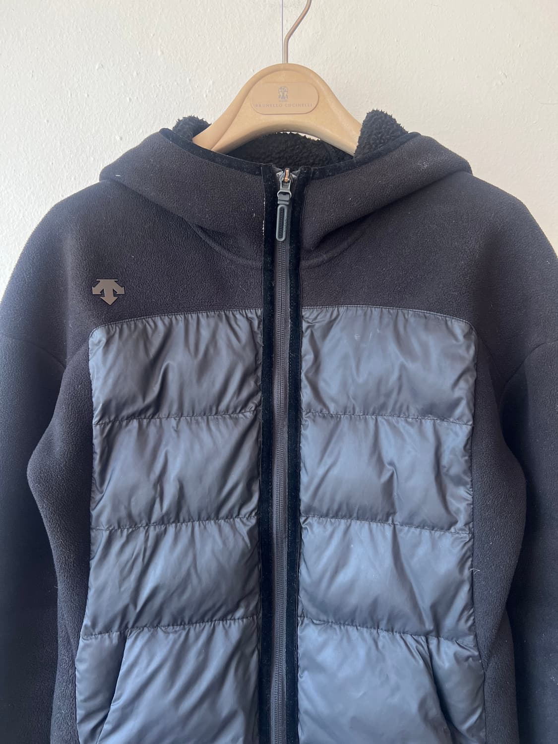 데상트 여성 블랙 하이브리드 패딩플리츠 후드집업점퍼 상품이미지1