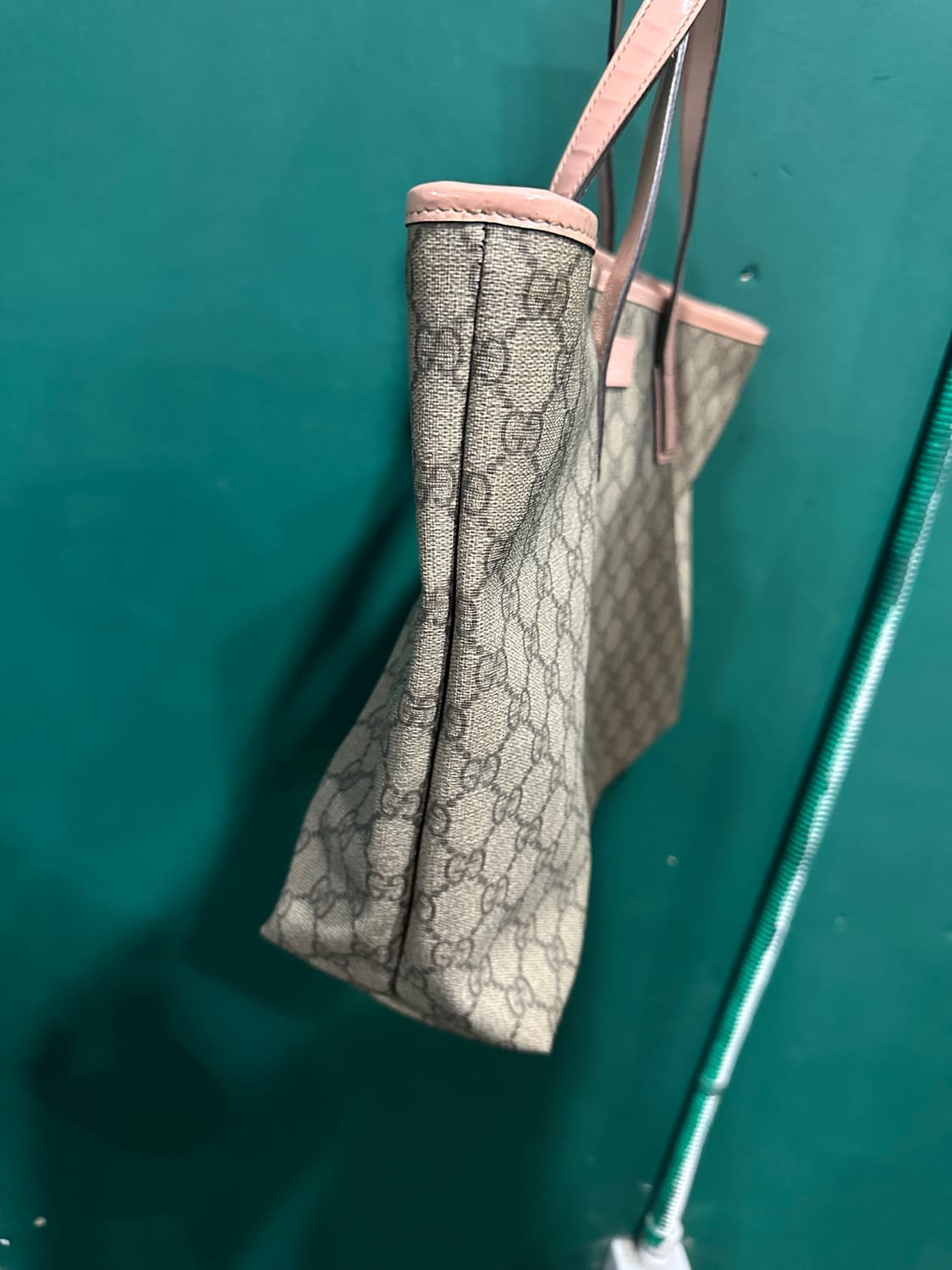 구찌 GG로고 쇼퍼백 딸기우유  상품이미지4