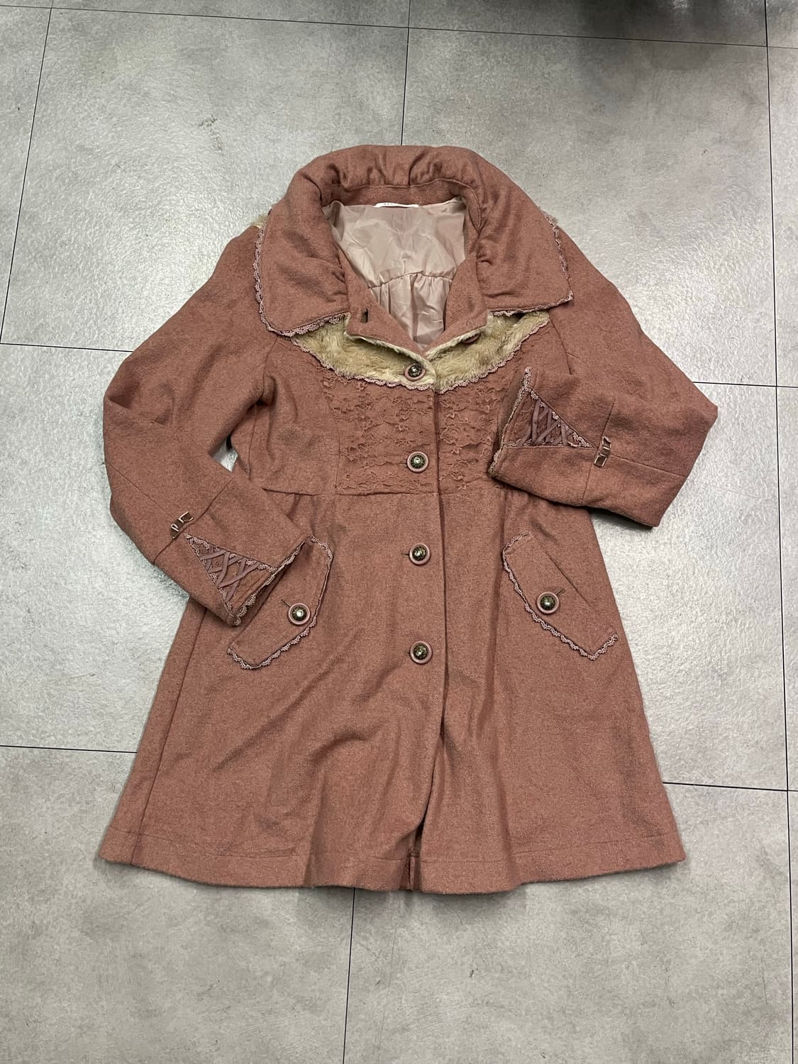 액시스 팜 엔틱 버튼 디테일 코트 상품이미지1