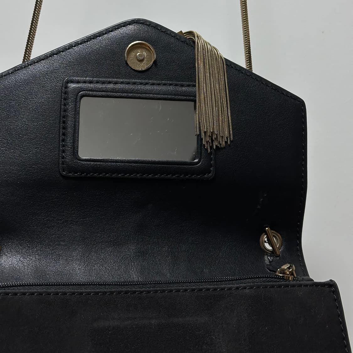 정품 찰스앤키스 스웨이드 블랙 체인 태슬 미니백 상품이미지2