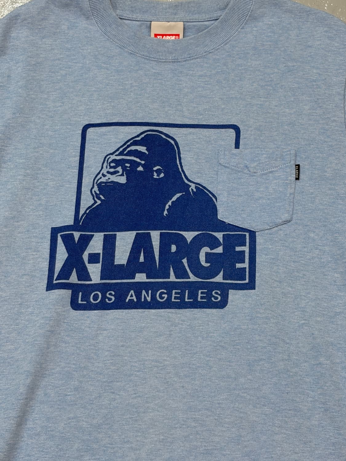 엑스라지(XLARGE) 라이트 블루 포켓 티셔츠 상품이미지2