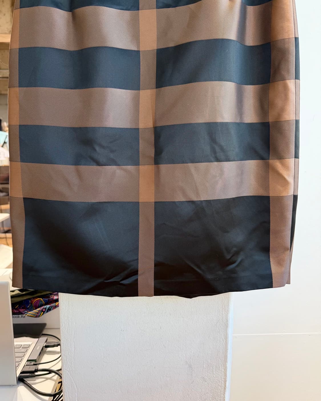 버버리 블랙 체크 쿠프로 미디스커트  상품이미지7