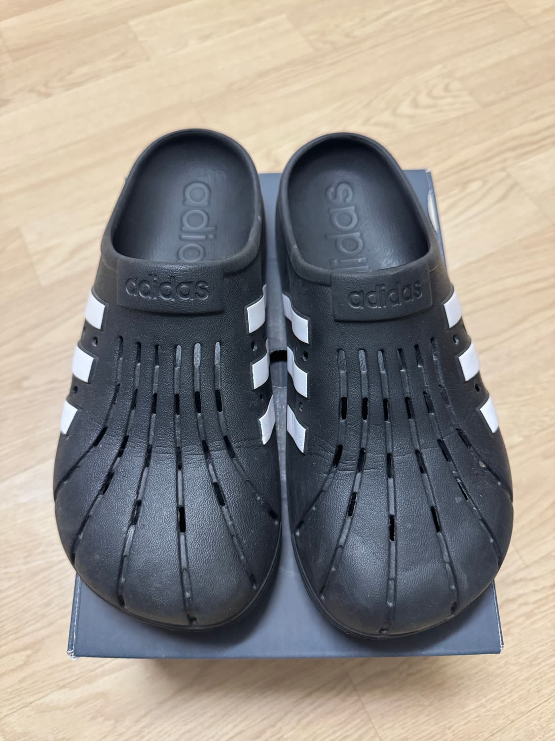 아디다스 아딜렛 클로그 블랙 화이트 상품이미지2