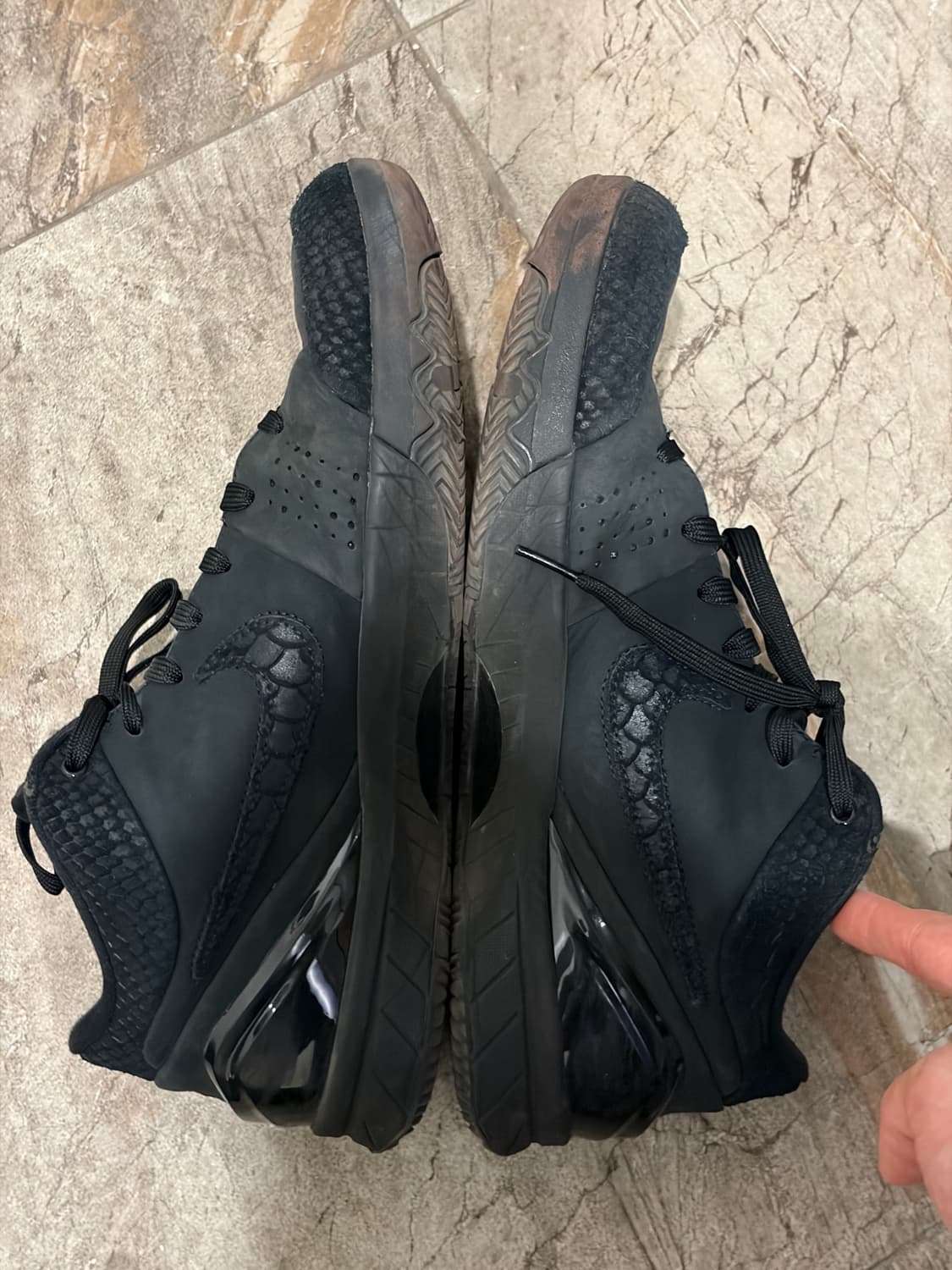 코비4 285 유니버시티 블랙 판매 상품이미지2