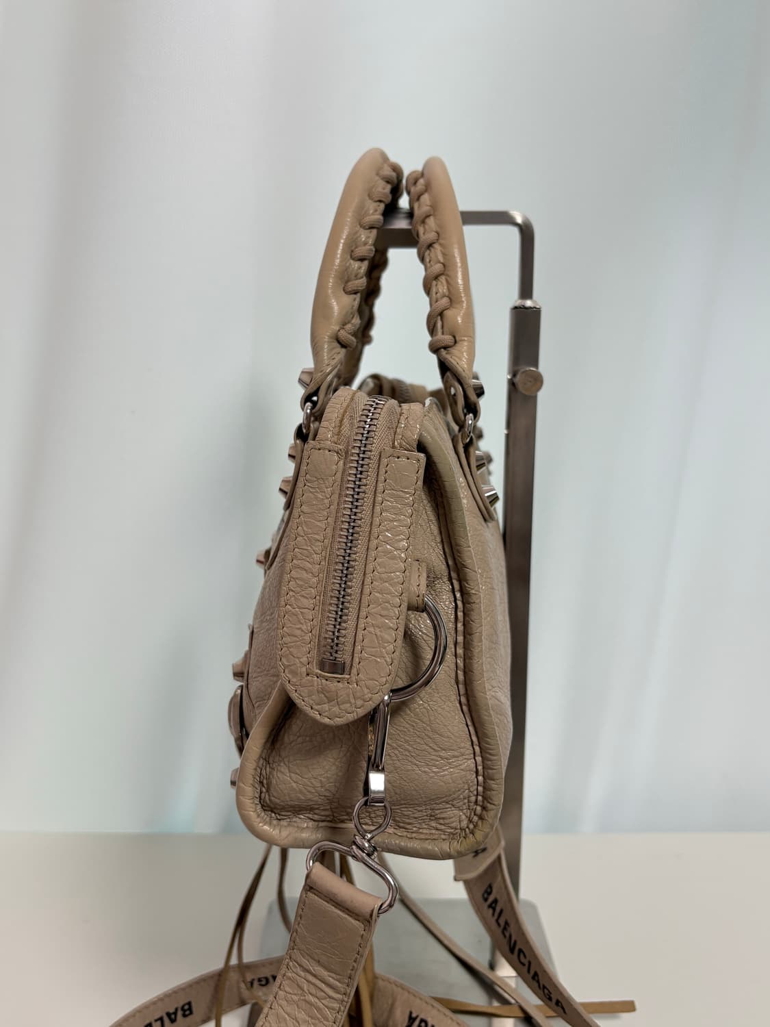 발렌시아가 모터백 미니 로고스트랩 베이지 상품이미지8