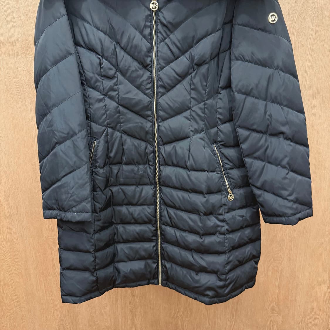 마이클코어스 경량 패딩 코트 골드 로고 지퍼 풀러 메탈 장식 디테일 블랙 상품이미지5