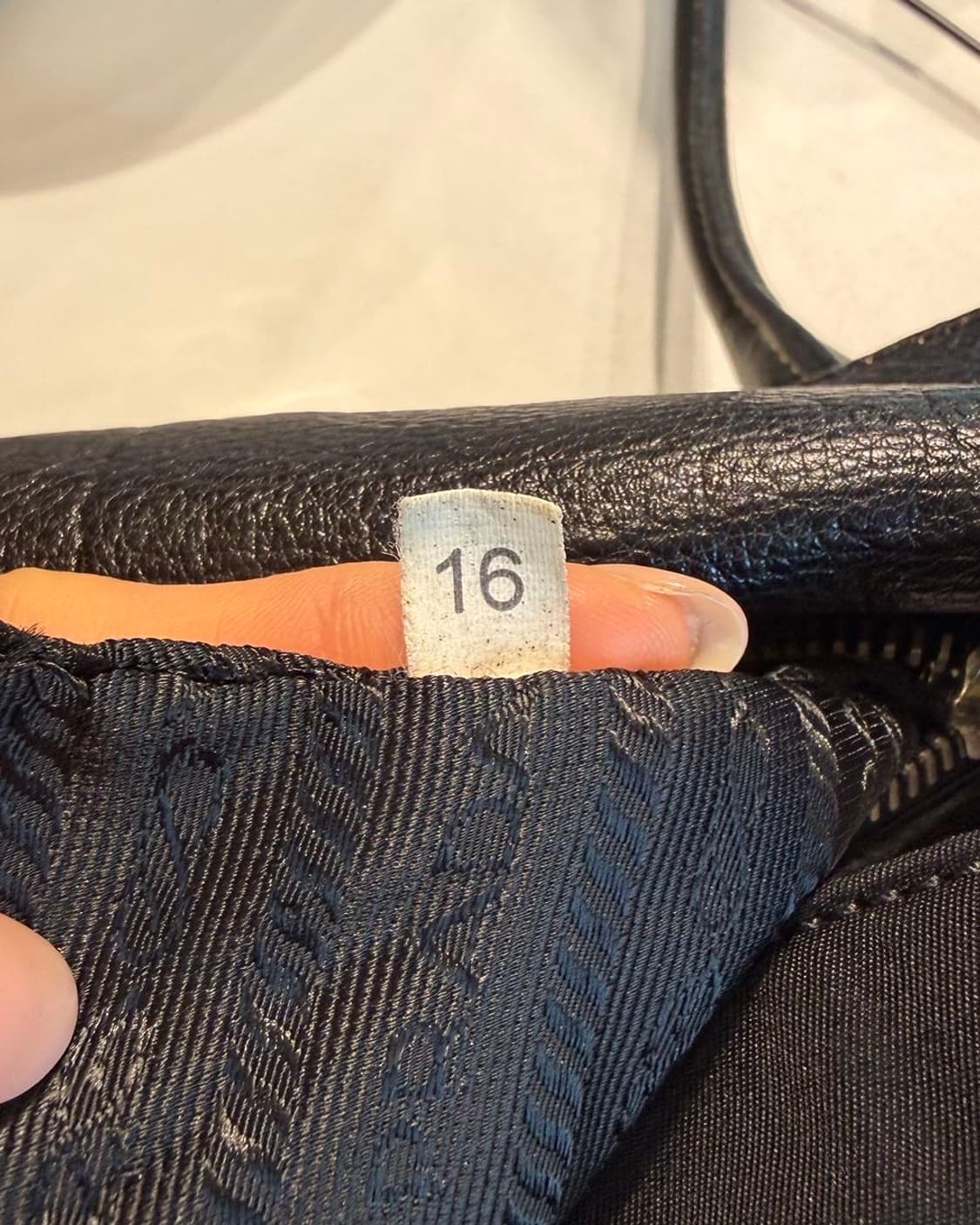 프라다 블랙 포코노 버클 바게트 숄더백  상품이미지9