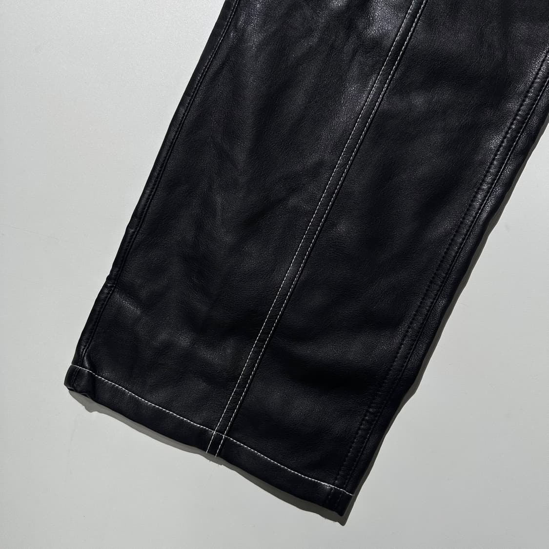 앤더슨벨 보이 레더 패널 크롭 팬츠 상품이미지7