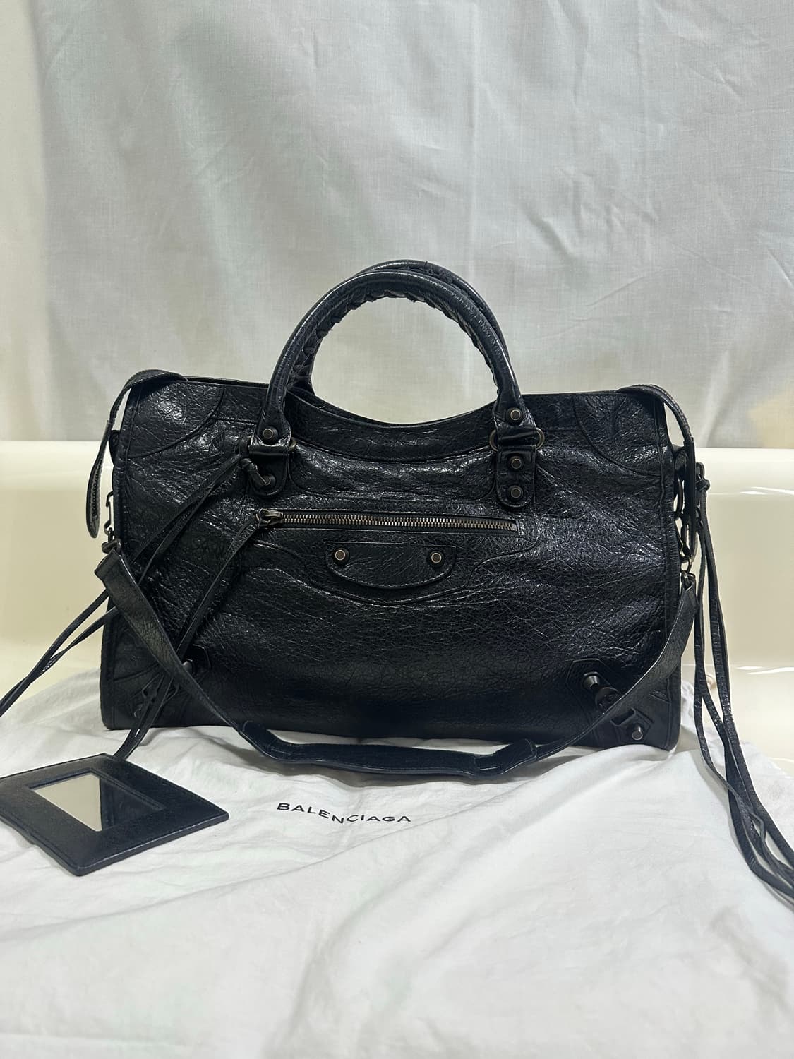 [A 정품] 발렌시아가 시티 모터백 미디움 블랙 상품이미지1