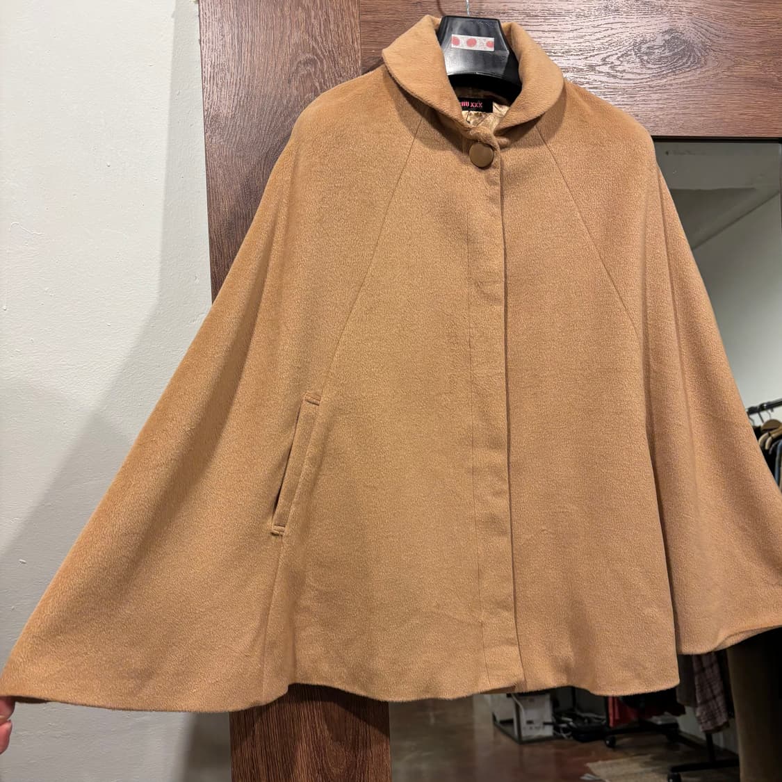 CHU XXX 카라멜 라운드 카라 케이프 자켓 라떼 모리 상품이미지9