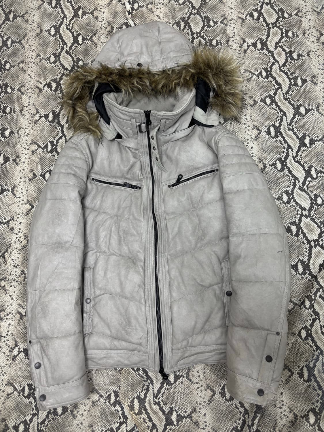 [HIDEAWAYS Nicole]VKEI Grey Leather Down 상품이미지7