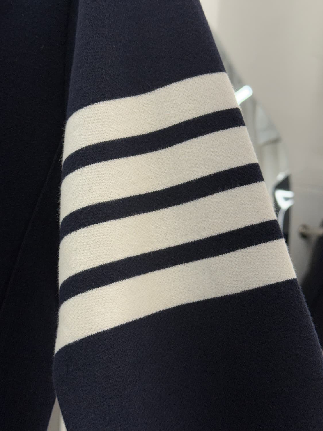 [3] 톰브라운 사선완장 맨투맨 상품이미지3