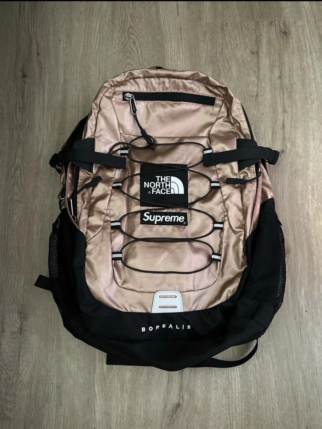 18SS 슈프림 X 노스페이스 메탈릭 보레알리스 백팩 로즈 골드 상품이미지1