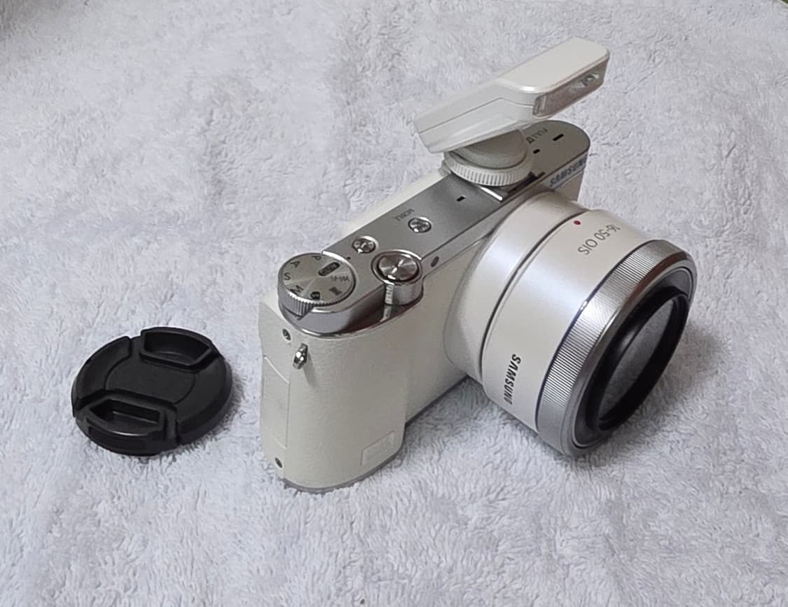 삼성 NX3000 미러리스 카메라와 16-50mm 렌즈 팝니다. 상품이미지2