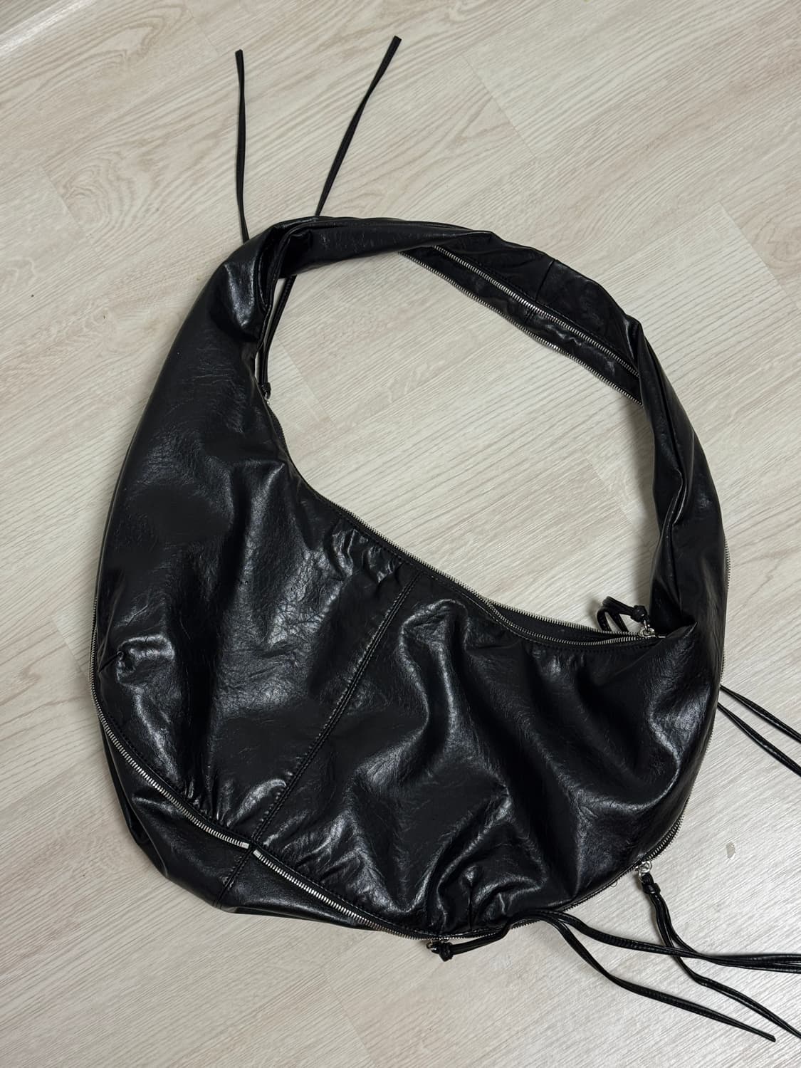 트리밍버드 지퍼 피니싱 레더 호보백 블랙 상품이미지6