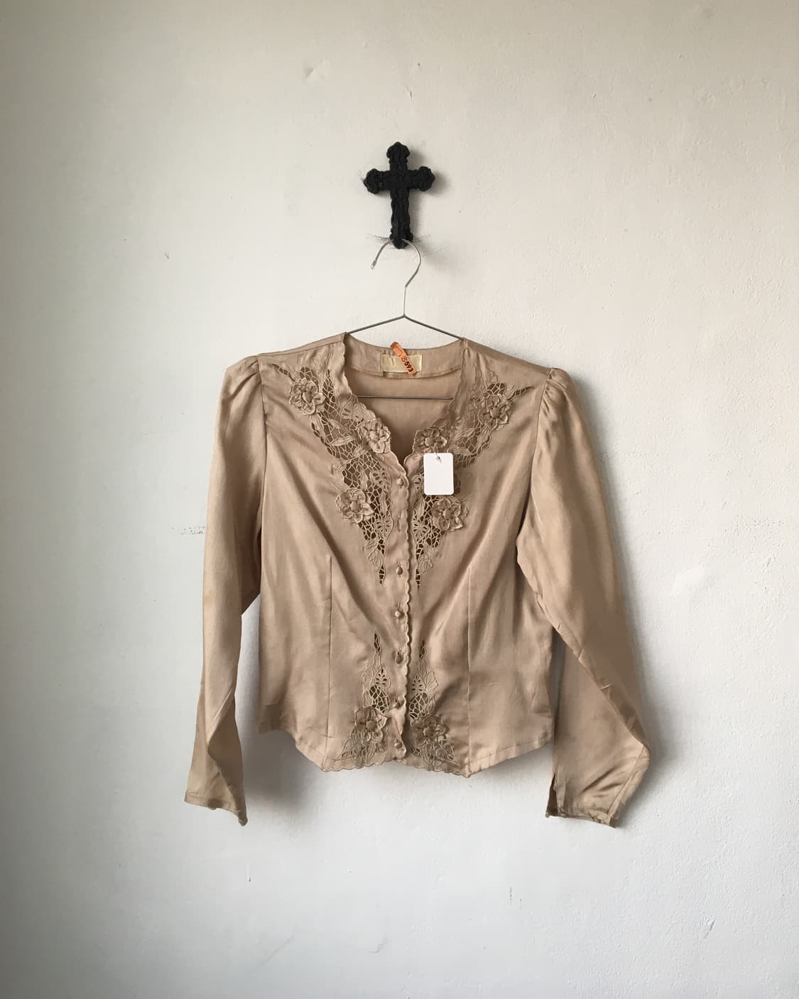 Punching point glossy blouse 상품이미지2