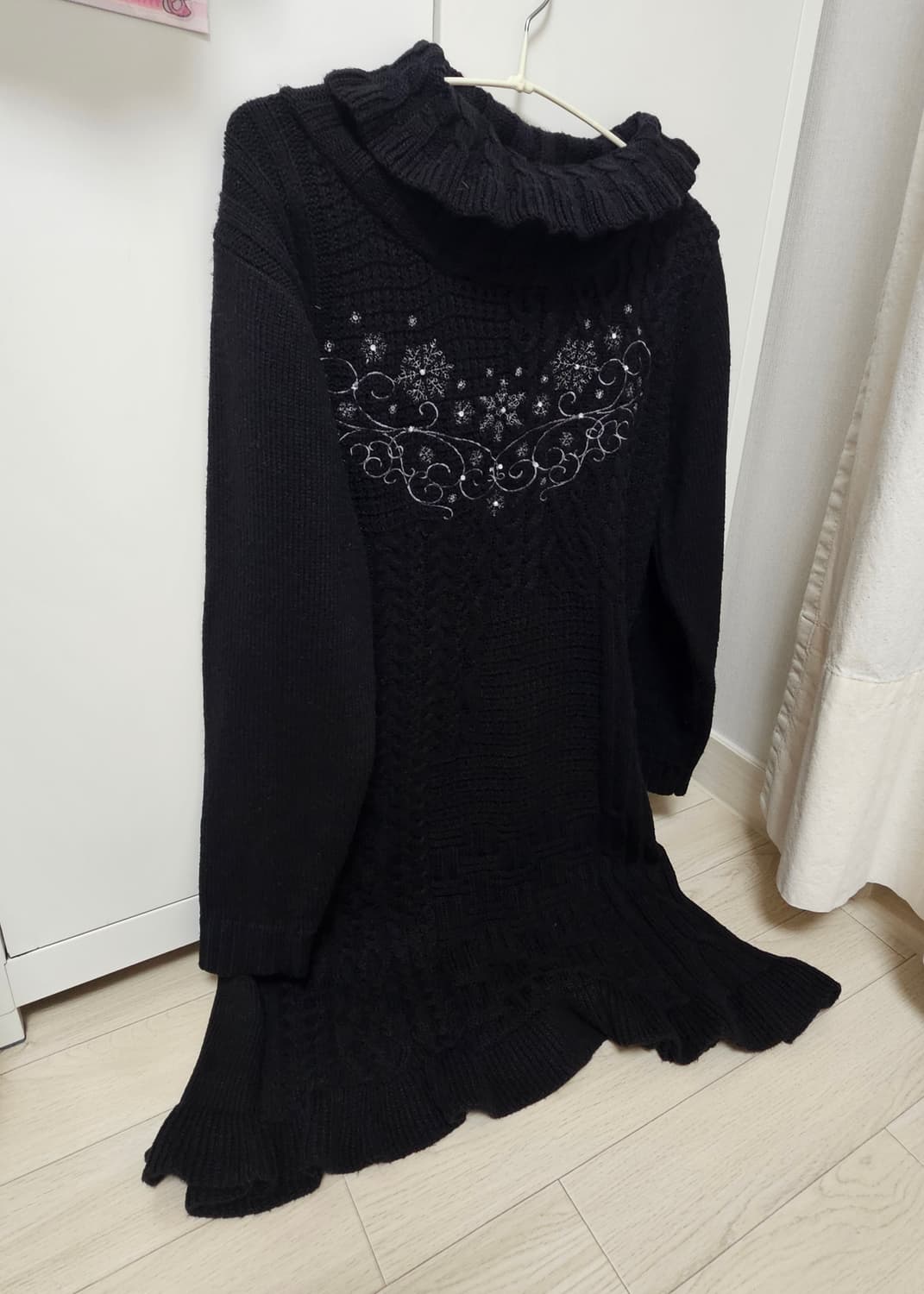 엑시즈팜 목폴라 눈꽃자수 블랙니트원피스 상품이미지1