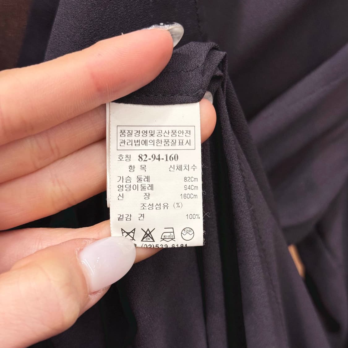 타임 포스트모던 러플 디테일 랩 스타일 플레어 미디 원피스 차콜 상품이미지9