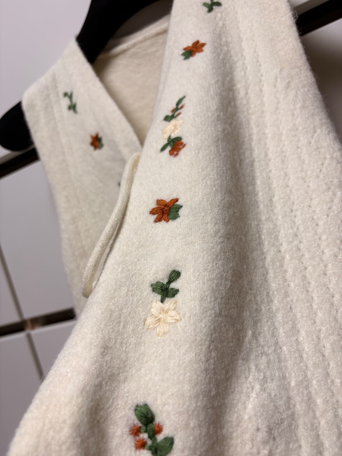 아이보리 꽃자수 니트 조끼 상품이미지2