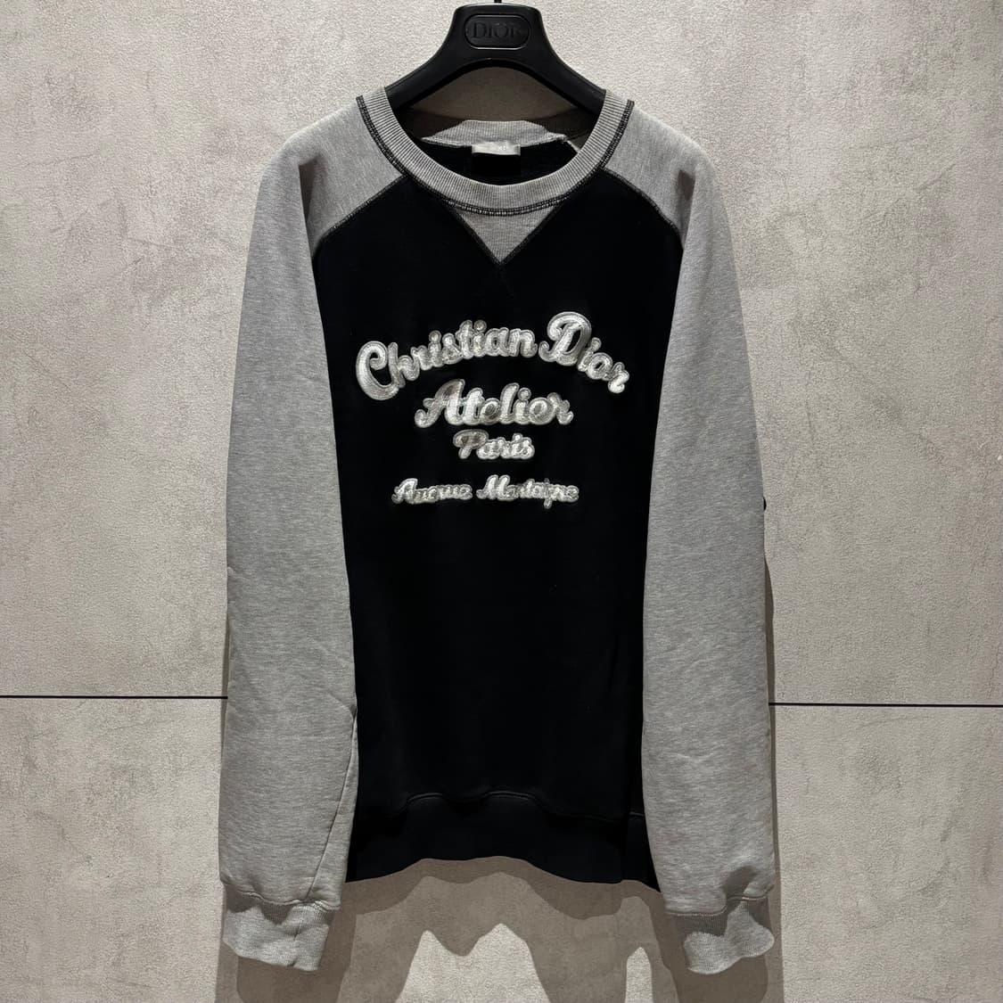 A+ / L (103) 디올 아뜰리에 맨투맨 블랙 & 그레이 상품이미지1