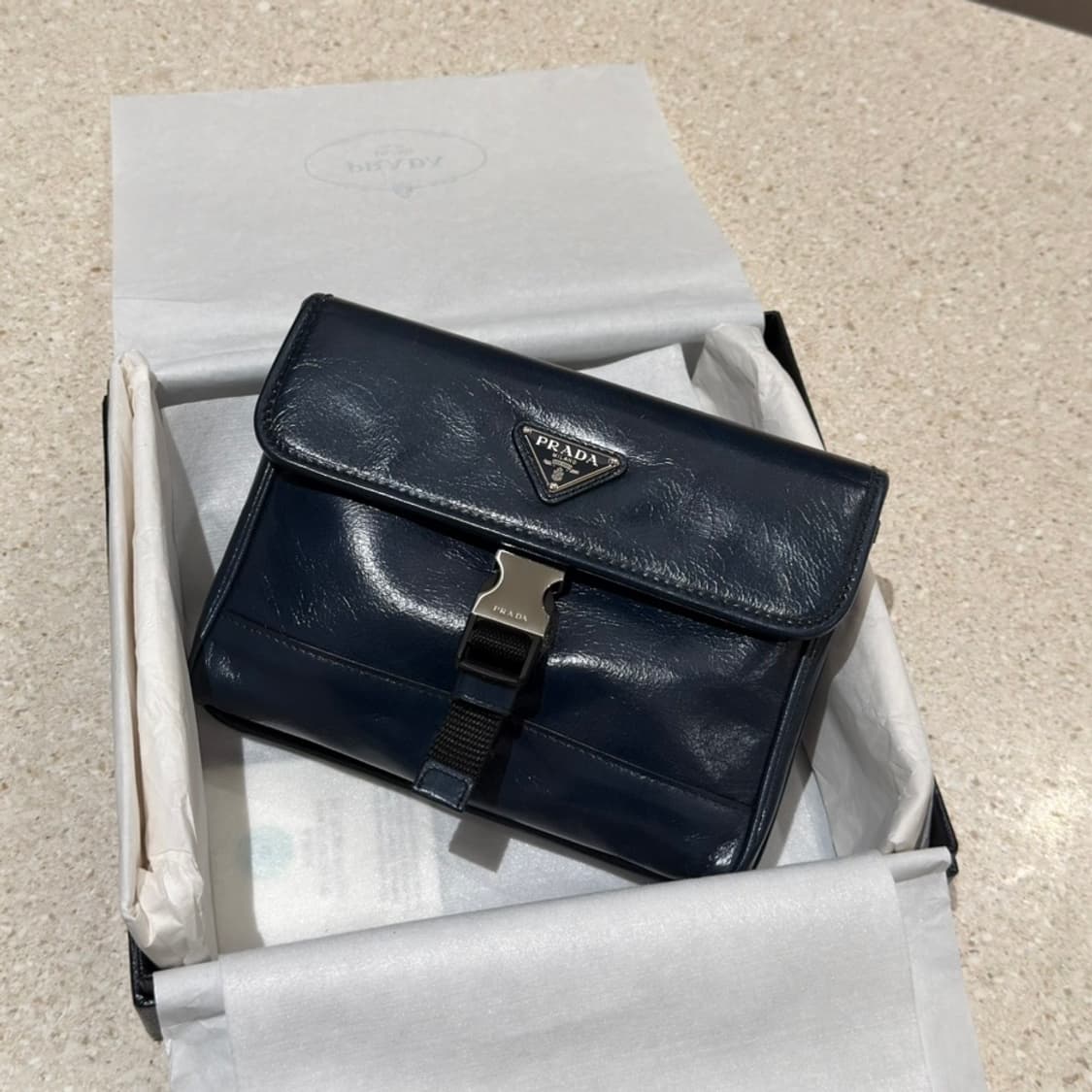 [국내 매장] 프라다 레더 크로스백 (인보이스⭕️) 상품이미지5