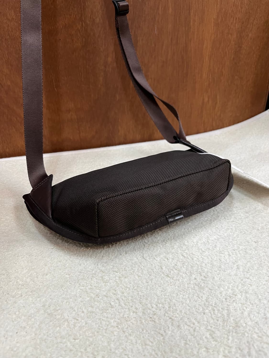 포터 가죽 크로스백 다크브라운 상품이미지4