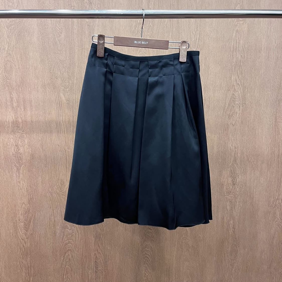 랑방 플리츠 미디 스커트 백 클로징 절개 디테일 무지 A라인 블랙 상품이미지2