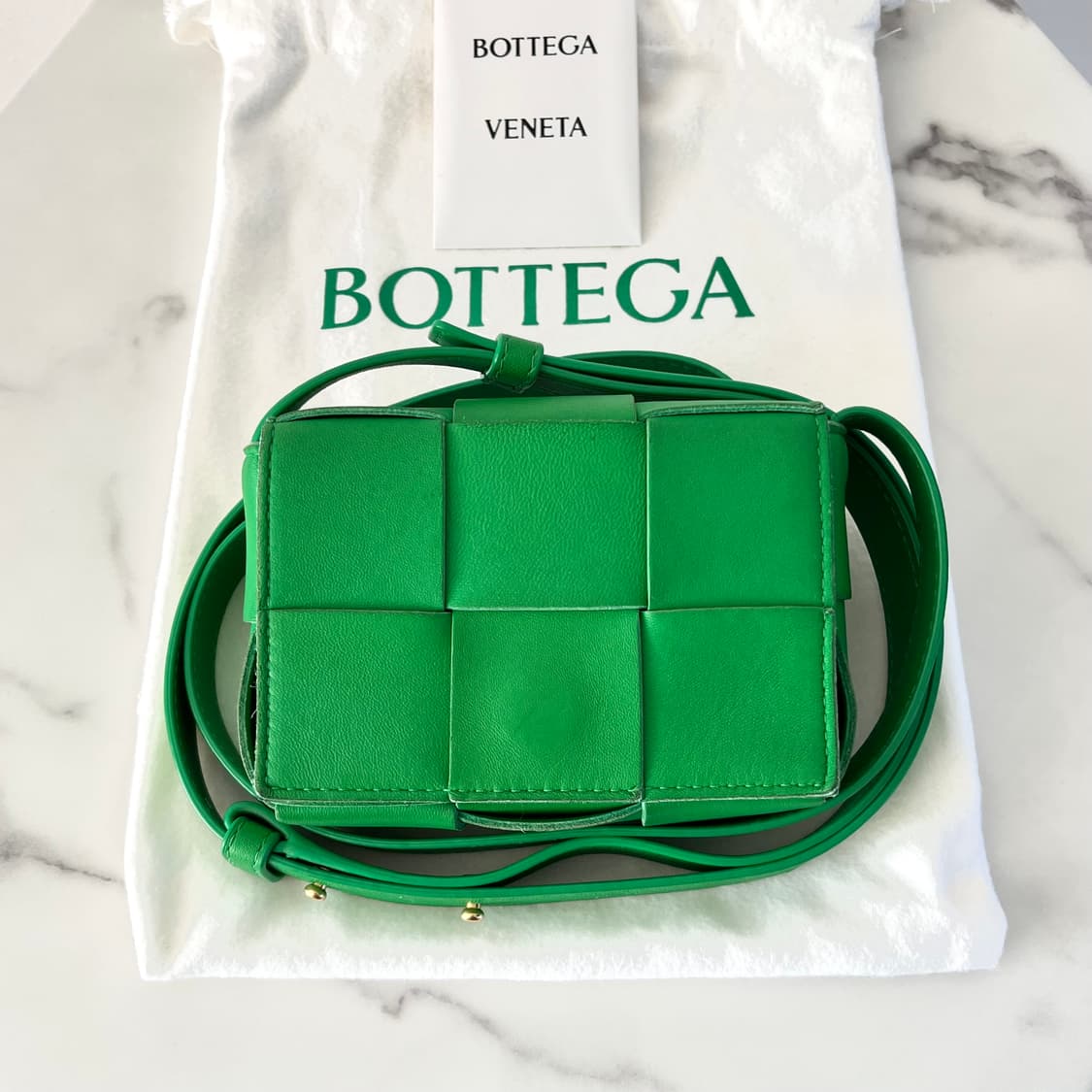 [S급/정품] 보테가베네타 미니 카세트백 레더 그린 크로스백 가방 상품이미지1